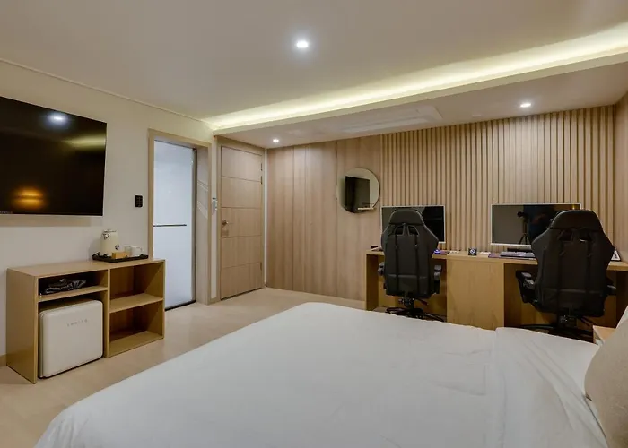 Hotel Two H *
