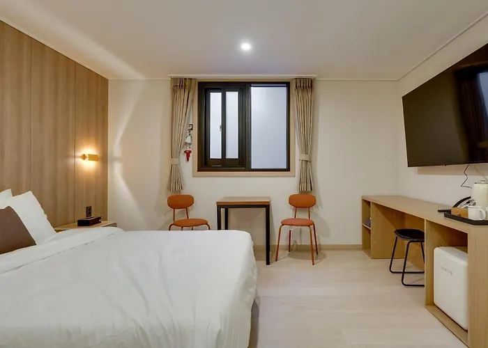 Two H Hotel *