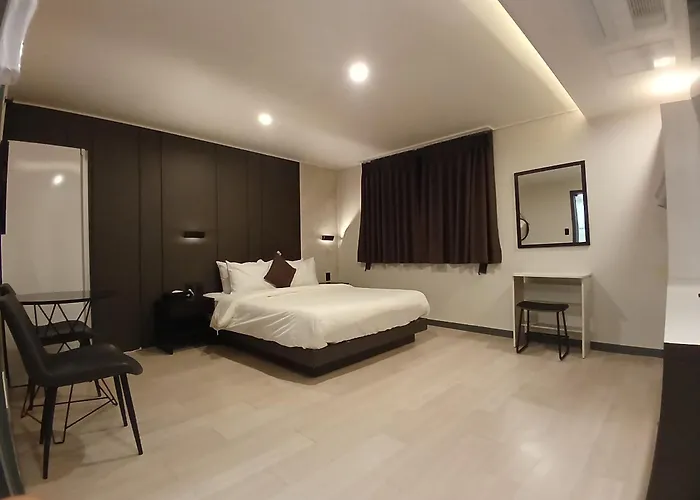 Two H Hotel *