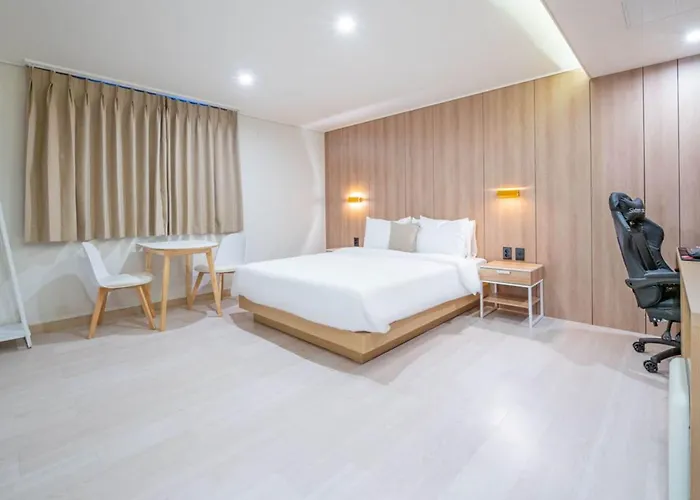 Hotel Two H *
