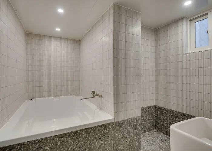 Two H Hotel